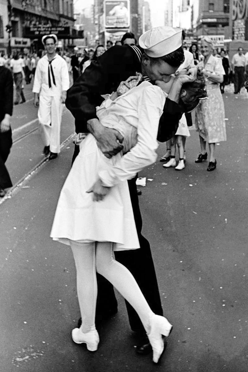 LIFE V-J Day Kiss in Times Square - Image 3
